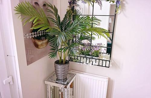 Oldham House | The Serene Stays - 3 Bed Home in Oldham Manchester
