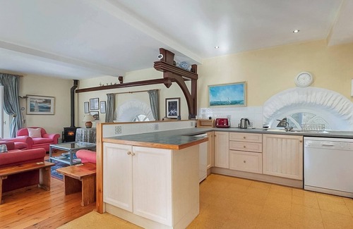 Fishguard Cottage | The setting is peaceful yet never far from the sea.