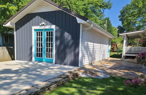 Mountain View Cottage | The Shed- A Farmhouse cottage close to all town has to offer