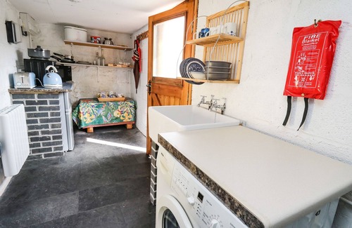 Brecon Cottage | THE SHEPHERD'S BOTHY ON BLAENBRYNICH FARM in Sennybridge