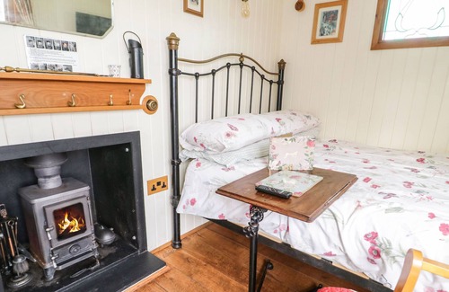 Saint Asaph Cottage | THE SHIRE HUT, pet friendly, character holiday cottage in St Asaph