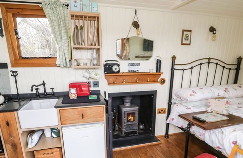 Saint Asaph Cottage | THE SHIRE HUT, pet friendly, character holiday cottage in St Asaph