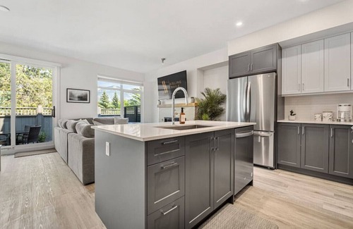 East Kootenay House | The Silver Fox | Private Hot Tub | Walk to Beach