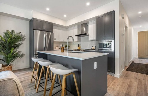 East Kootenay House | The Silver Fox | Private Hot Tub | Walk to Beach