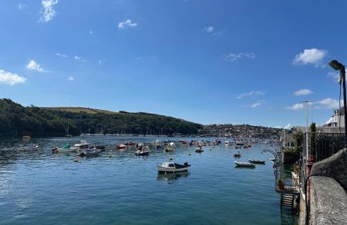 Fowey Apartment | The Slipway Suite Fowey Harbour & Parking 1 Min