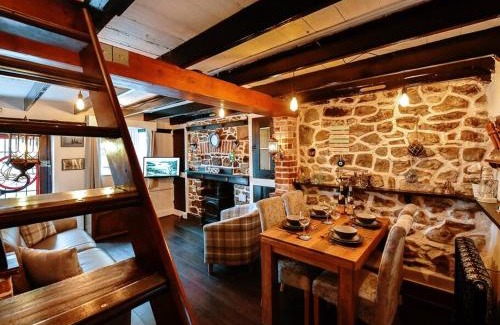 Mumbles House | The Smugglers Hideout - Sleeps 4 - with HOT TUB
