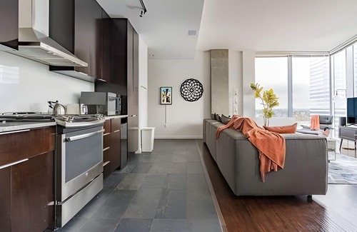 West Bellevue Apartment | The Sophari Experience: 2BR+Den Bellevue|Penthouse