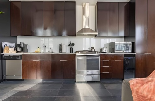 West Bellevue Apartment | The Sophari Experience: 2BR+Den Bellevue|Penthouse