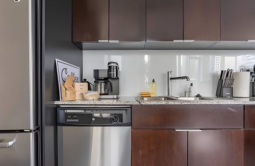 West Bellevue Apartment | The Sophari Experience: 2BR+Den Bellevue|Penthouse