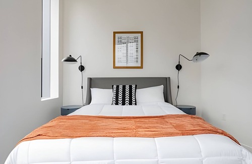 West Bellevue Apartment | The Sophari Experience: 2BR+Den Bellevue|Penthouse