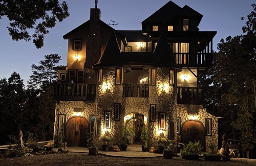 Broken Bow Cabin | The Sorcerer Stone Lavash Castle With Lake Views