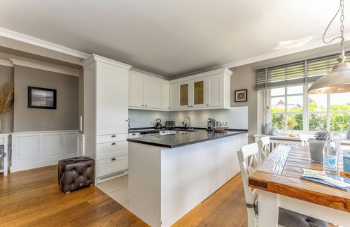 Tinnum Apartment | The spacious layout over two levels quickly makes you feel at home,