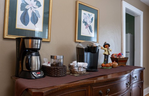Downtown Niagara Falls House | The Spruced Goose USA - Walk to the Falls