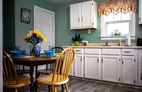 Downtown Niagara Falls House | The Spruced Goose USA - Walk to the Falls