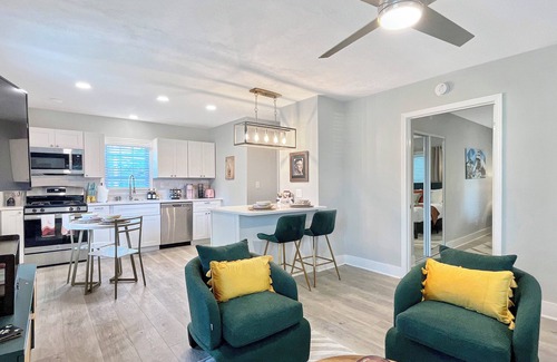 North Charleston House | The St. Murray: cute themed 2 bedroom 9 mins from downtown Charleston