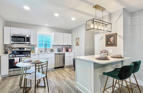 North Charleston House | The St. Murray: cute themed 2 bedroom 9 mins from downtown Charleston