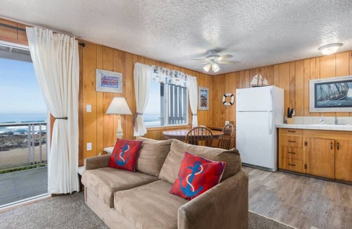 Lincoln City Condo | The Starfish-Oceanfront balcony, kitchen,fireplace