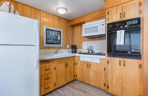 Lincoln City Condo | The Starfish-Oceanfront balcony, kitchen,fireplace