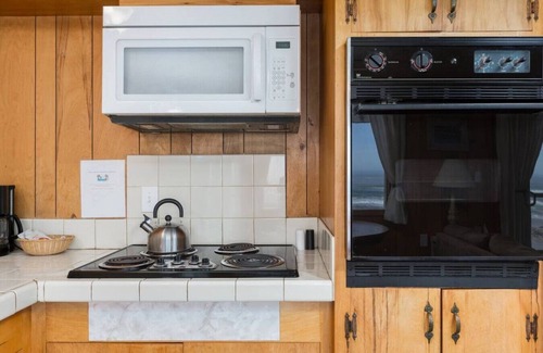 Lincoln City Condo | The Starfish-Oceanfront balcony, kitchen,fireplace