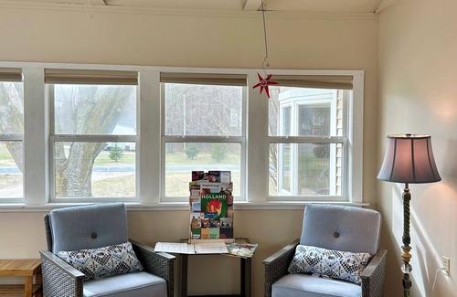 Fennville House | “The Stones Throw Chateau” Minutes to anywhere