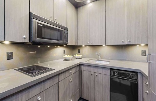 Austin Villa | The Studio Unit near COTA: Hot Tub, BBQ & Events!
