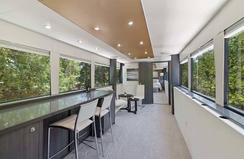 Austin Villa | The Studio Unit near COTA: Hot Tub, BBQ & Events!