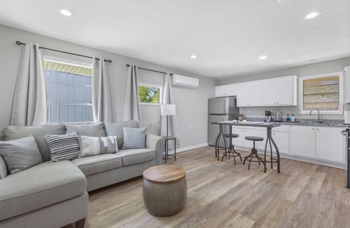 Sulphur Apartment | The Suite Spot 6 - minutes to casinos