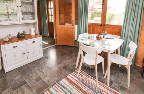 Deerhurst Cottage | THE SUMMER HOUSE, romantic, with pool in Tewkesbury