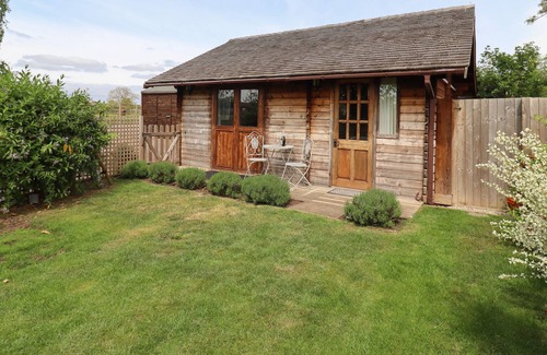 Deerhurst Cottage | THE SUMMER HOUSE, romantic, with pool in Tewkesbury