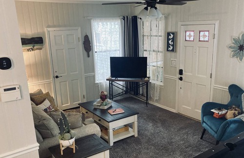 Daytona Beach Cottage | The Sun Kissed Cottage (minutes from the beach!)