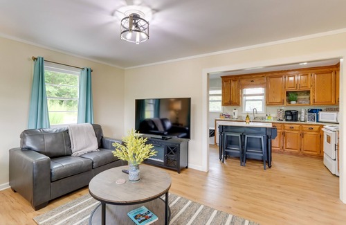 Blue Ridge Cottage | ‘The Sunrise Cottage’ w/Hot Tub, 3 Mi to Downtown