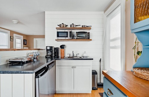 Prince Edward Apartment | The sunroom on Maple