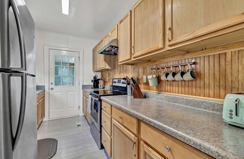 Sunset Park House | The Sunset Bungalow- Dog Friendly-2.7 Miles to Downtown Wilmington, NC!