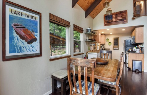 Carnelian Bay Ski Chalet | The Sunset Getaway - Hot Tub, Dog Friendly