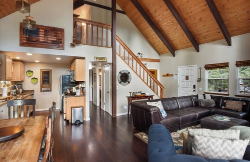 Carnelian Bay Ski Chalet | The Sunset Getaway - Hot Tub, Dog Friendly
