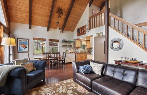 Carnelian Bay Ski Chalet | The Sunset Getaway - Hot Tub, Dog Friendly