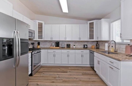 Yucca Valley House | The Supreme House- Family Friendly Vacay with games and hot tubnn
