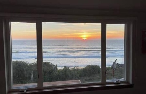 Yachats House | The Surf House w/private beach access & hot tub!