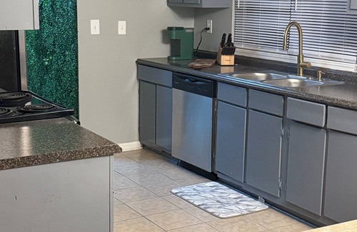 Jonesboro House | The Teal Retreat - Stylish 3BR Home near Atlanta Airport & Downtown