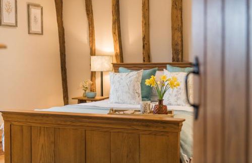 Stowting House | The Thatched Barn by Bloom Stays