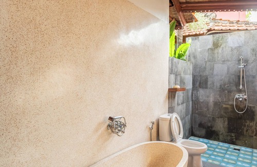 Singakerta House | The Third Eye House ~ salt water pool ~ bath tubs ~ peaceful ~ outdoor living