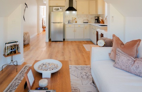 New Plymouth Cabin | The Timber Haus| Luxury Scandinavian Design + Hot Tub | Fire Pit | Romantic