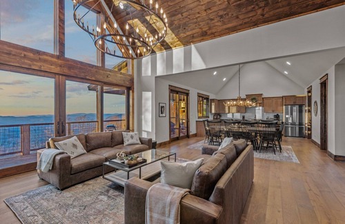 Elk Park Cabin | The Tipsy Bear at Eagles Nest - Views, Vineyard, hot tub