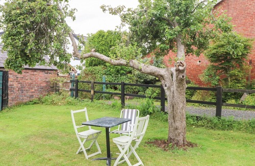 Warrington Cottage | THE TOOLSHED, romantic, character holiday cottage in Birchwood