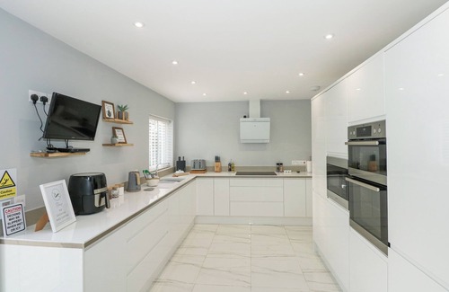 Llanfechell Cottage | THE TRANQUIL RETREAT, pet friendly, with hot tub in Llanfechell