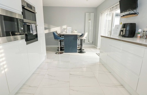Llanfechell Cottage | THE TRANQUIL RETREAT, pet friendly, with hot tub in Llanfechell