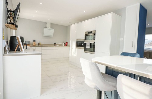 Llanfechell Cottage | THE TRANQUIL RETREAT, pet friendly, with hot tub in Llanfechell