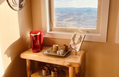 West Jefferson Cabin | The Treetop Terrace, VIEWS, DECKS, SLEEPS 13