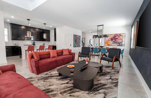 Florida Center House | The Trendy | Modern home on I-Drive w/designer decor, chic LR/DR, toy themed RM