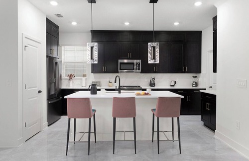 Florida Center House | The Trendy | Modern home on I-Drive w/designer decor, chic LR/DR, toy themed RM